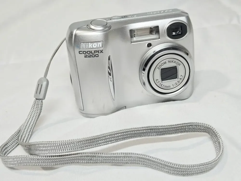 Nikon CoolPix E2200 3.2MP Compact Digital Camera Zoom Silver Works! Retro Vtg